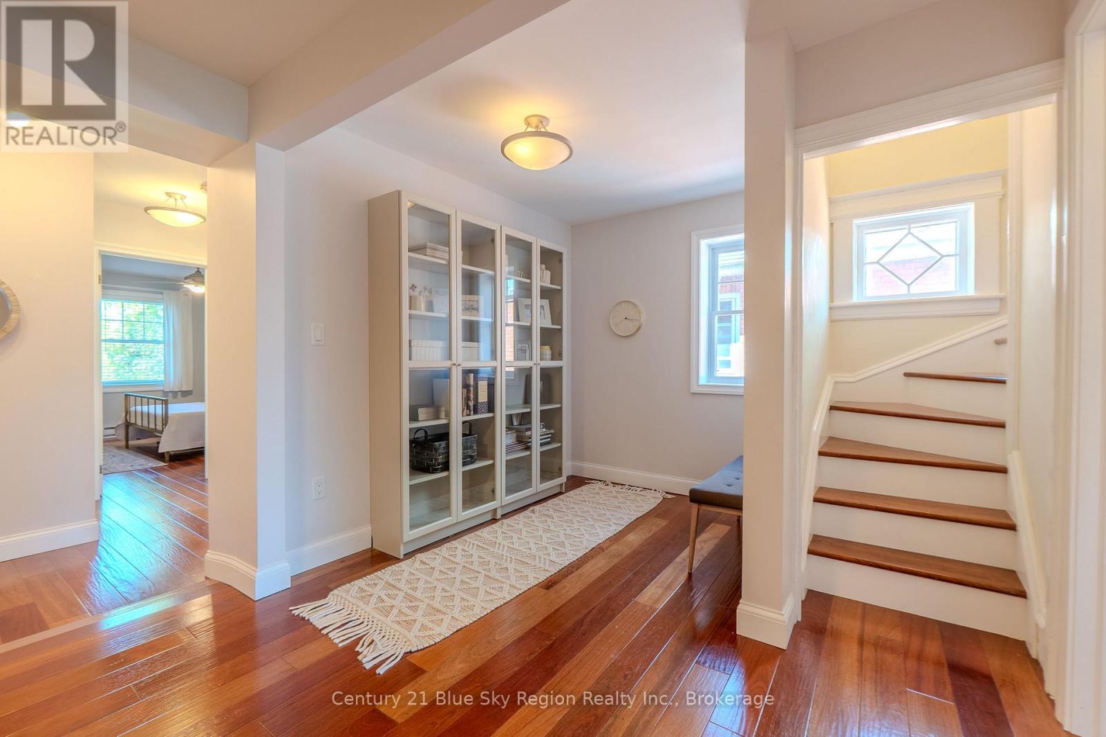 897 MAIN STREET W - 21