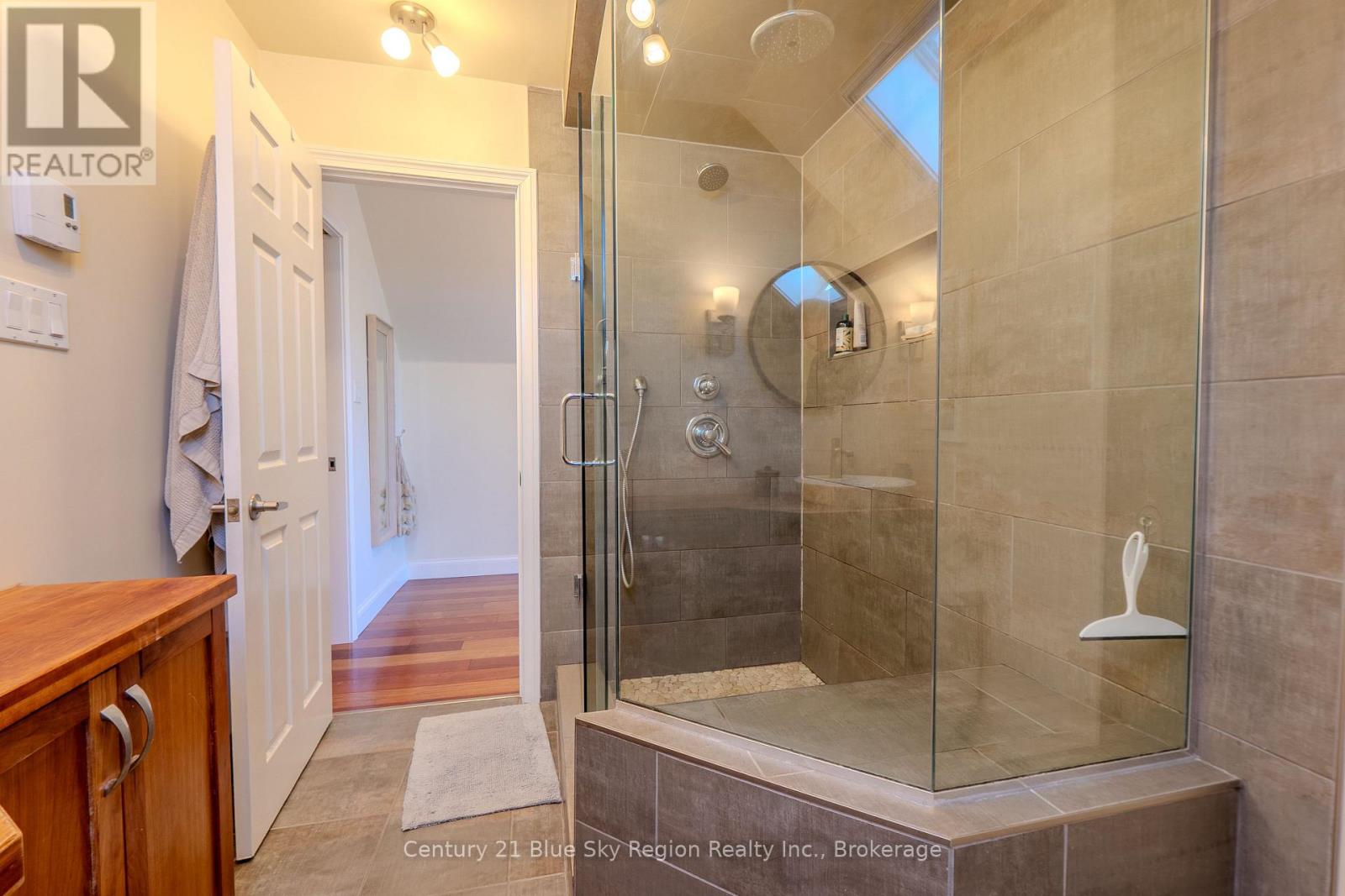 897 MAIN STREET W - 23