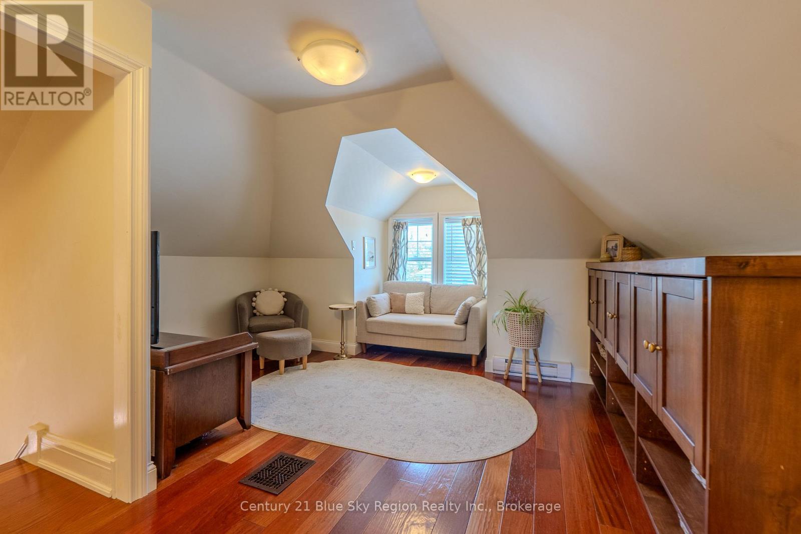 897 MAIN STREET W - 35