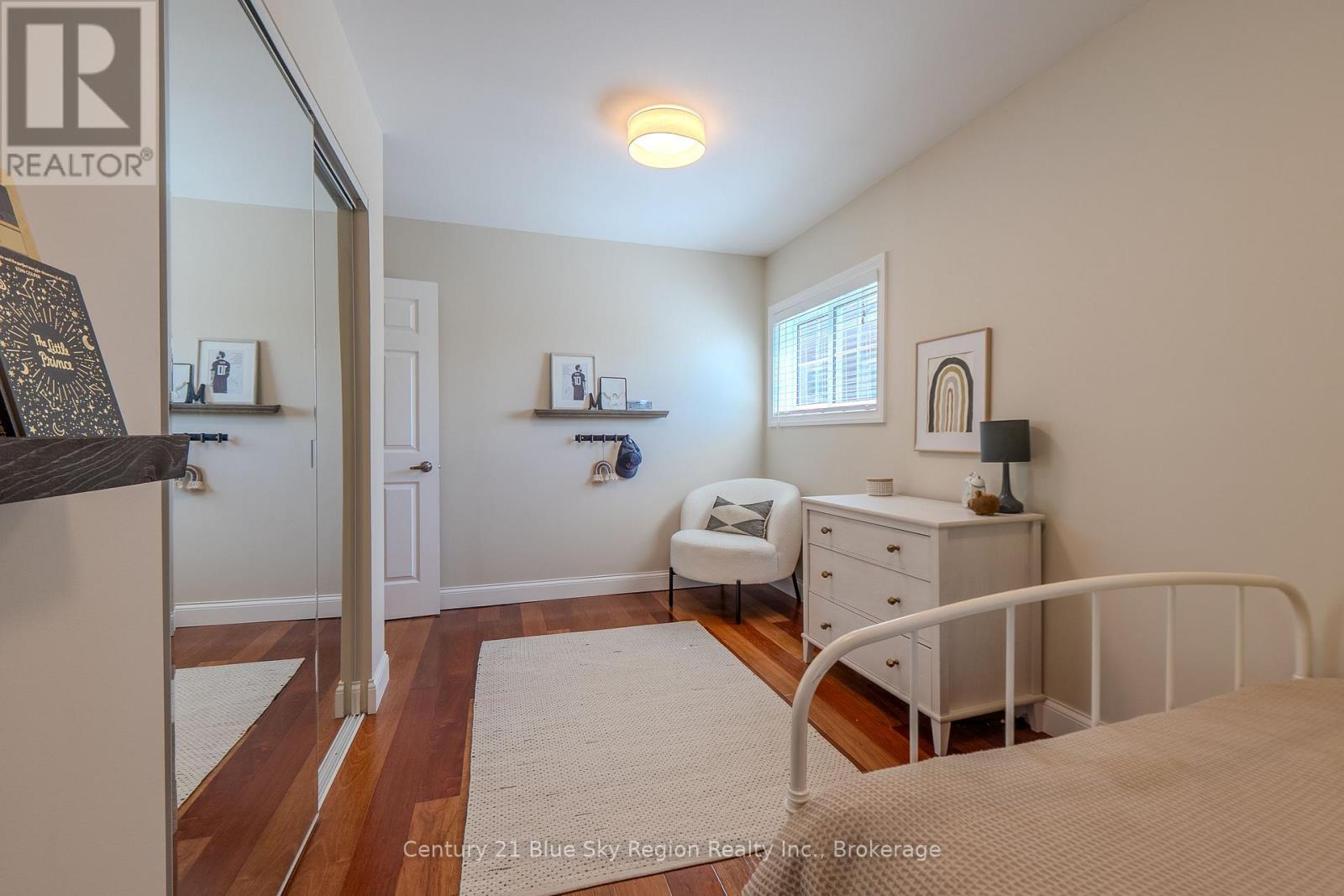 897 MAIN STREET W - 34