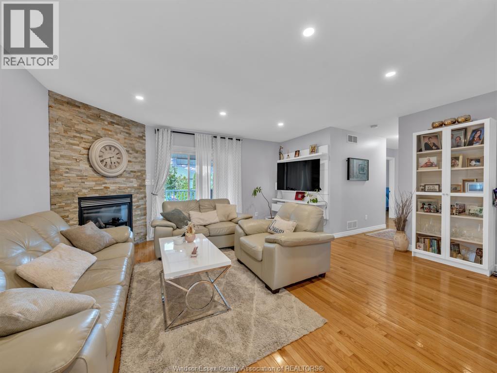 1045 CLOVER AVENUE - 10
