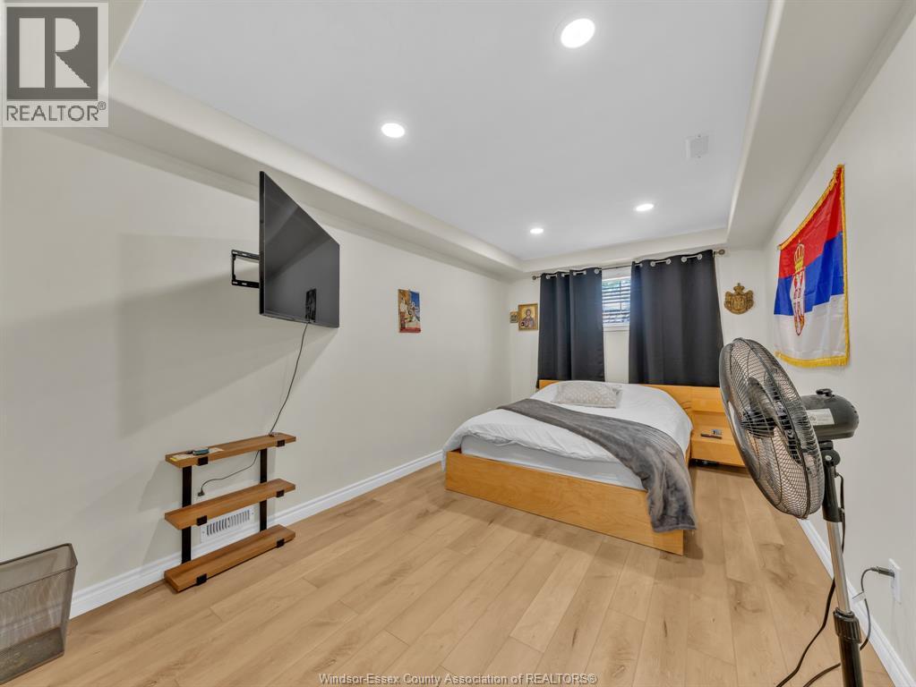 1045 CLOVER AVENUE - 16