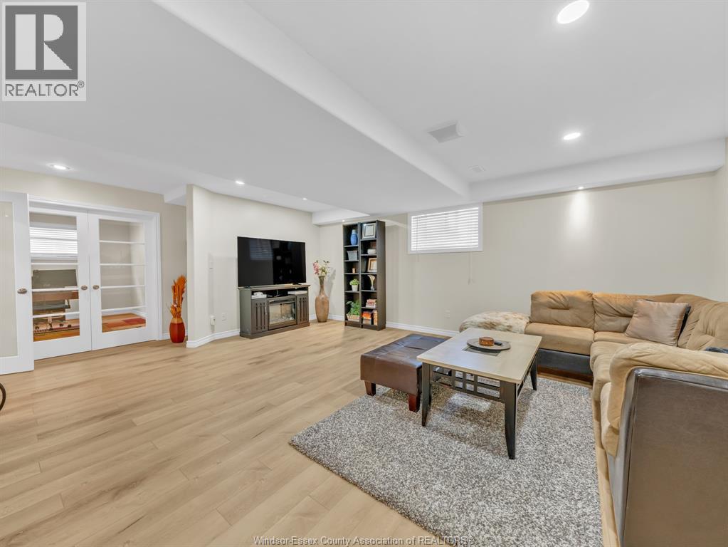 1045 CLOVER AVENUE - 18