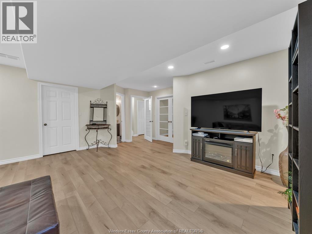 1045 CLOVER AVENUE - 19
