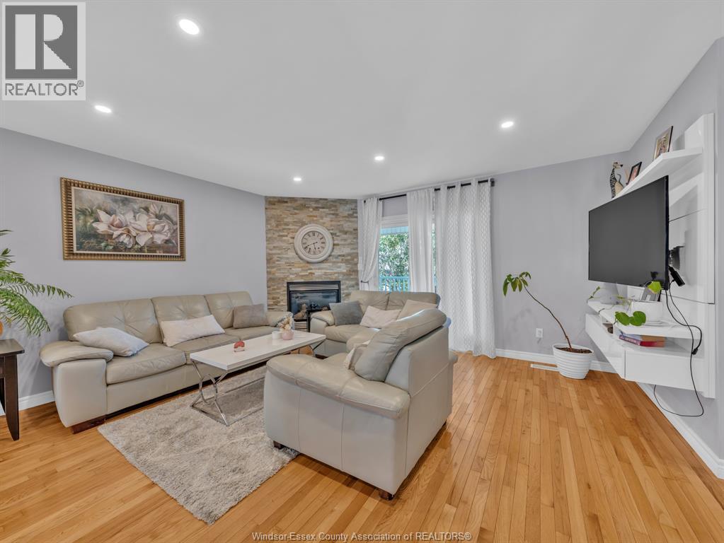 1045 CLOVER AVENUE - 6
