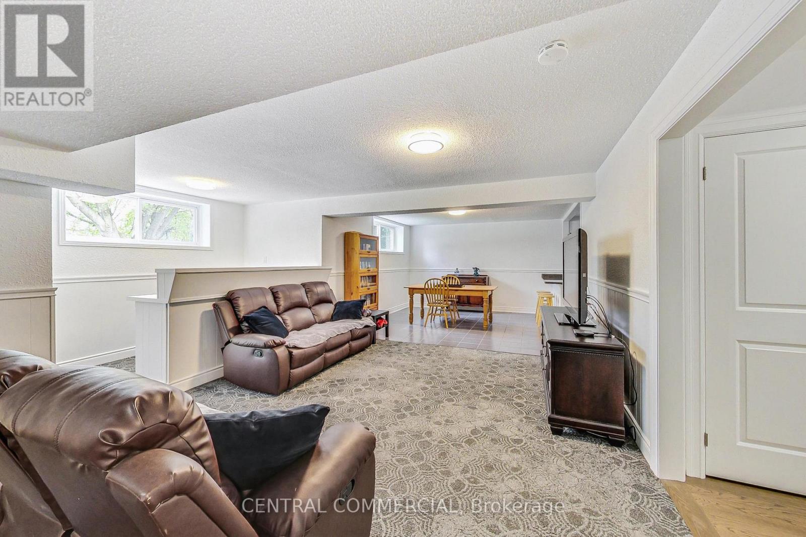 35 MACKAY DRIVE - 31