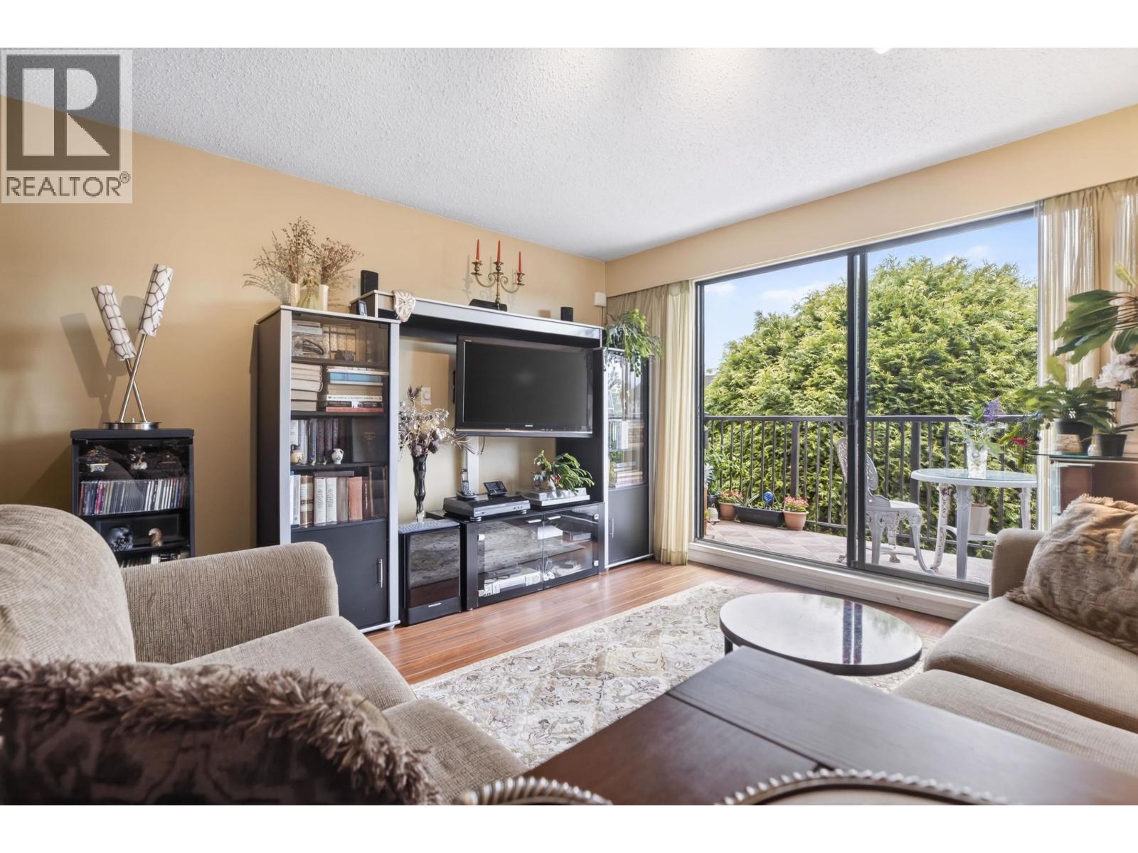 105 236 W 2ND STREET — photo 3