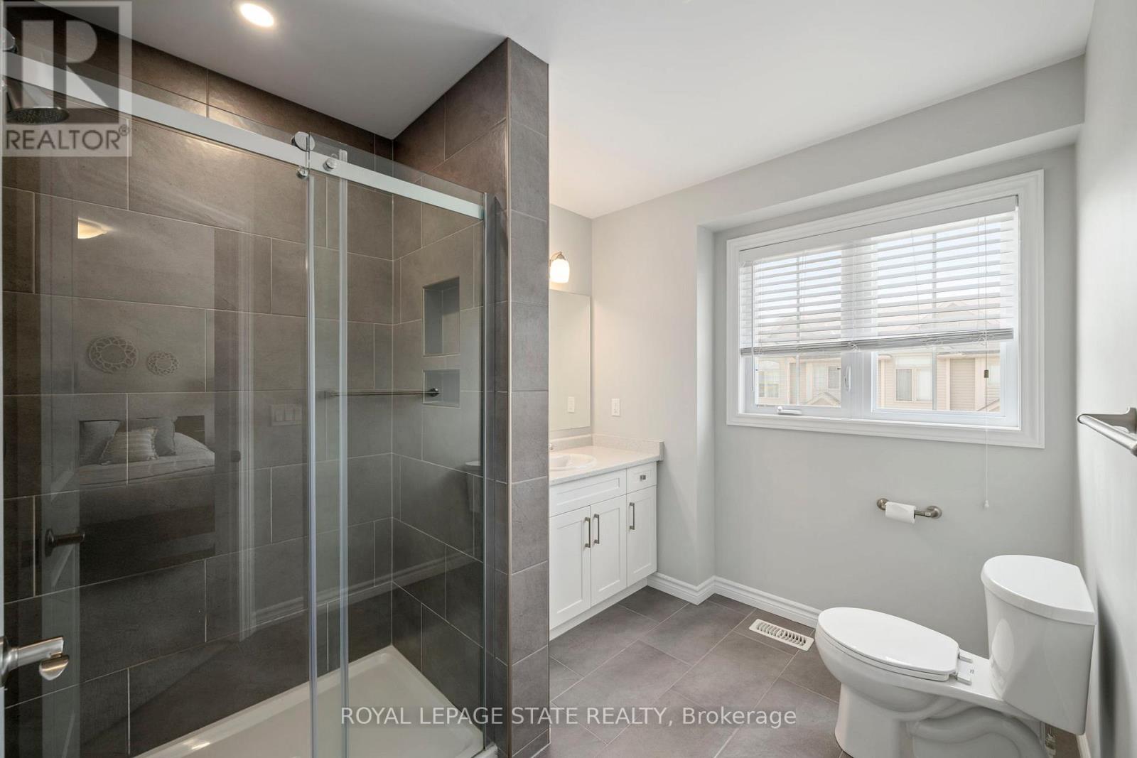 #149 1061 EAGLETRACE DRIVE - 16
