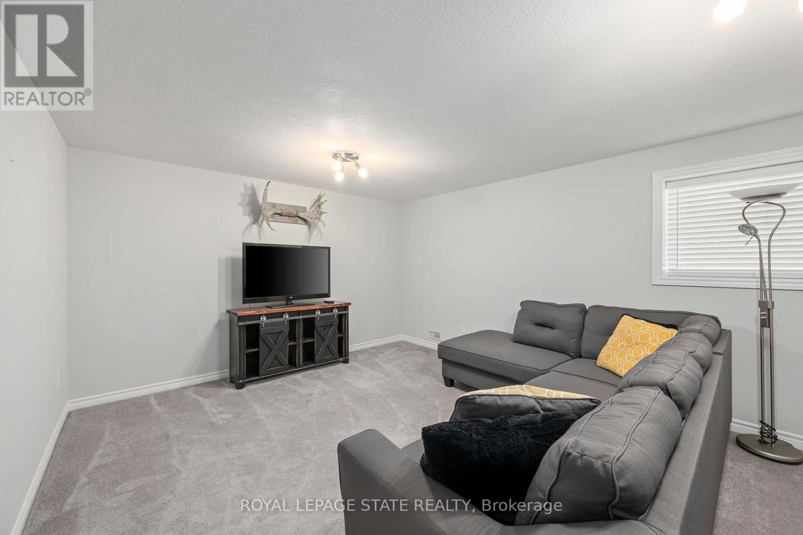 #149 1061 EAGLETRACE DRIVE - 23