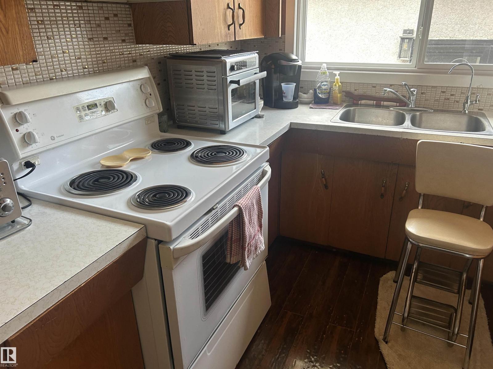 12736 12734 86 ST NW - 8