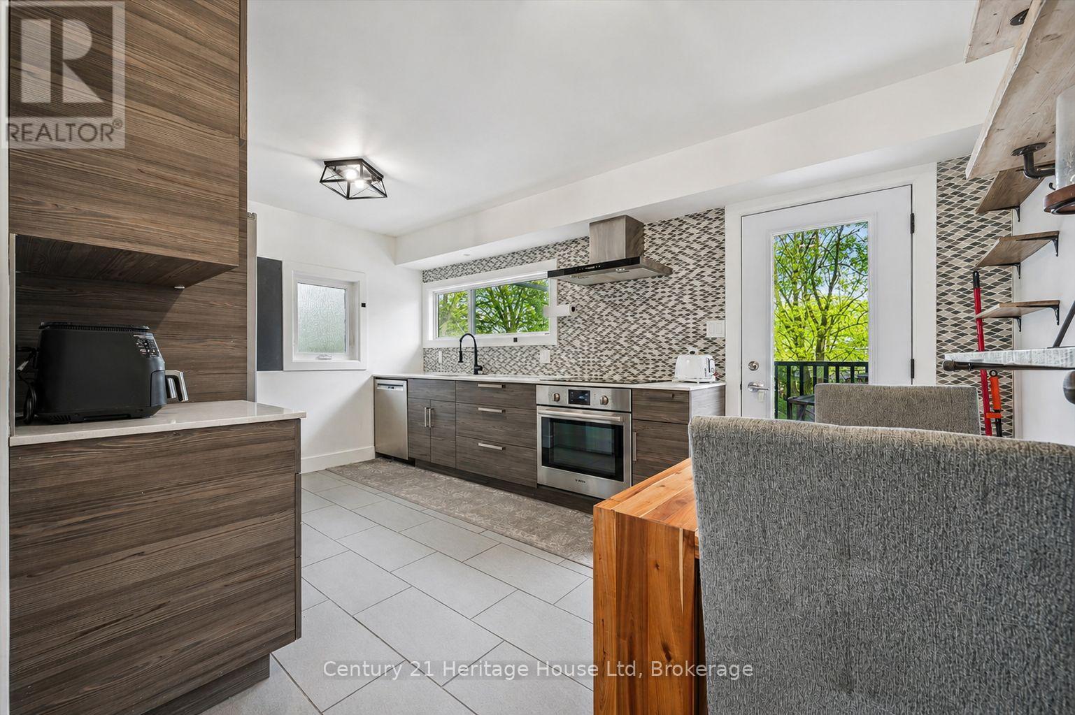 372 VICTORIA ROAD N - 10