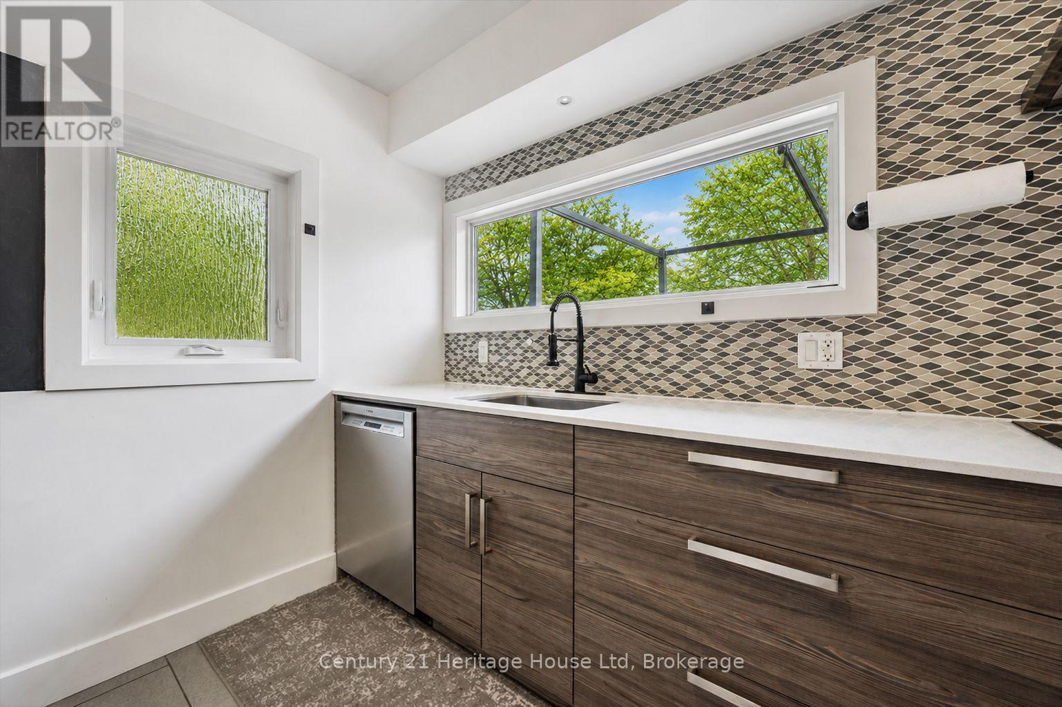 372 VICTORIA ROAD N - 13