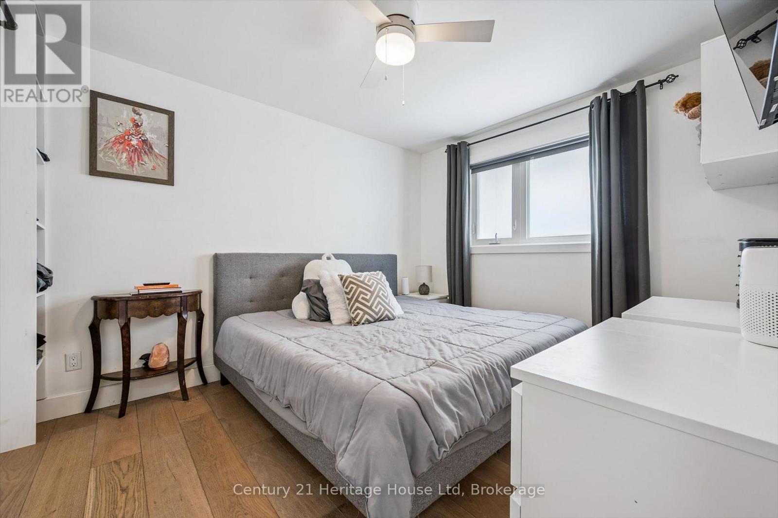 372 VICTORIA ROAD N - 16