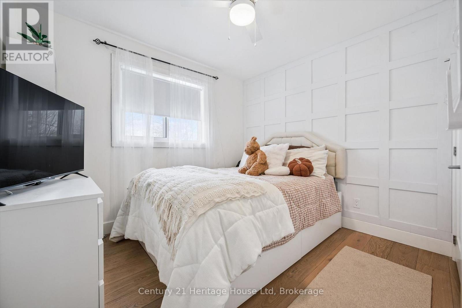 372 VICTORIA ROAD N - 18