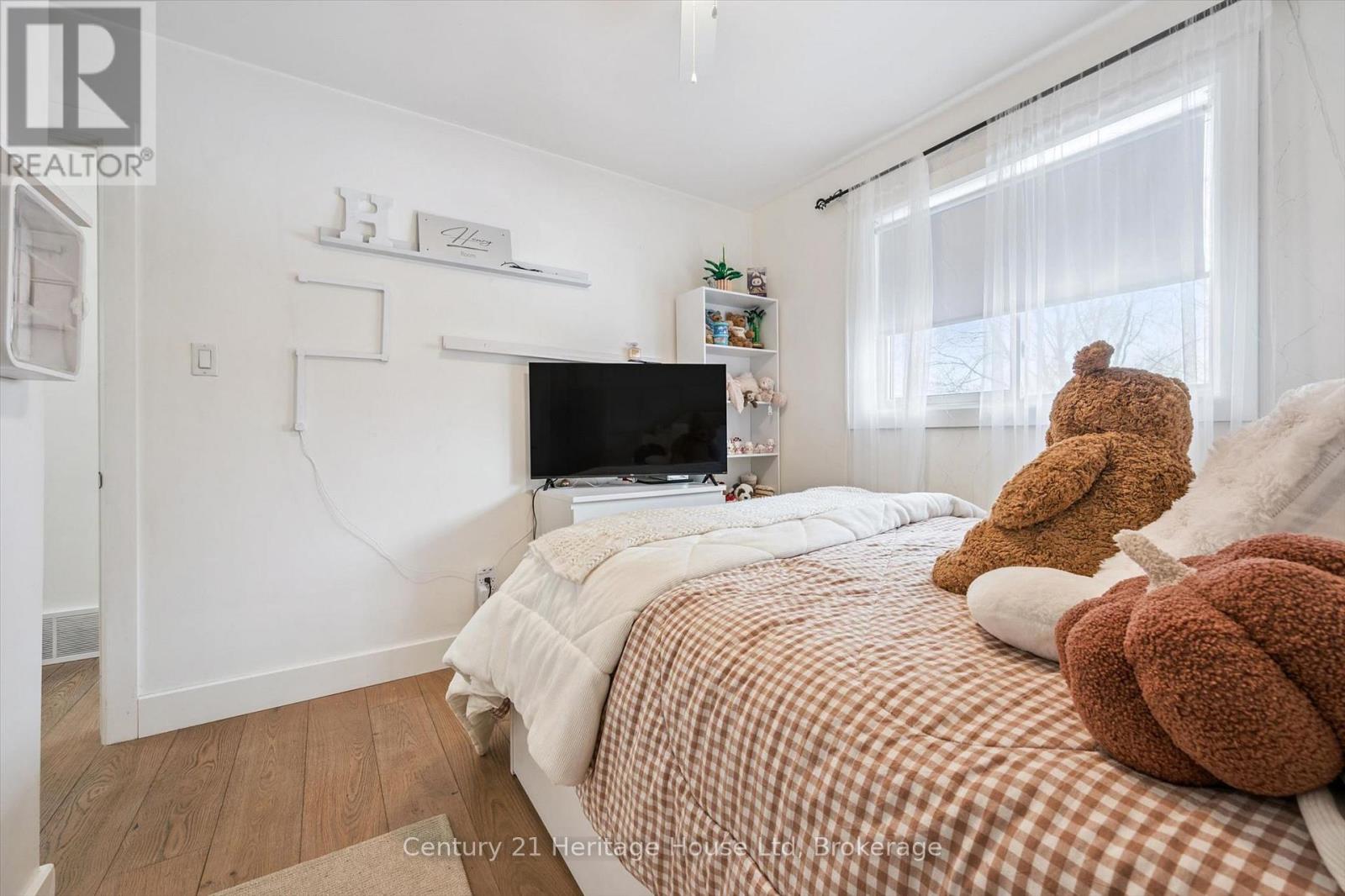372 VICTORIA ROAD N - 19