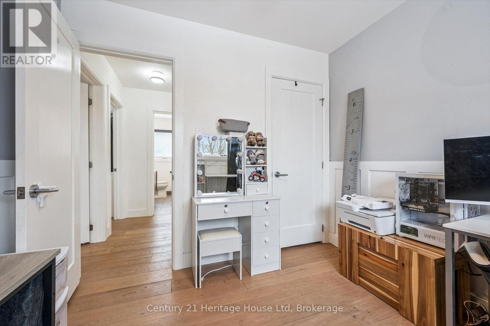 372 VICTORIA ROAD N - 21