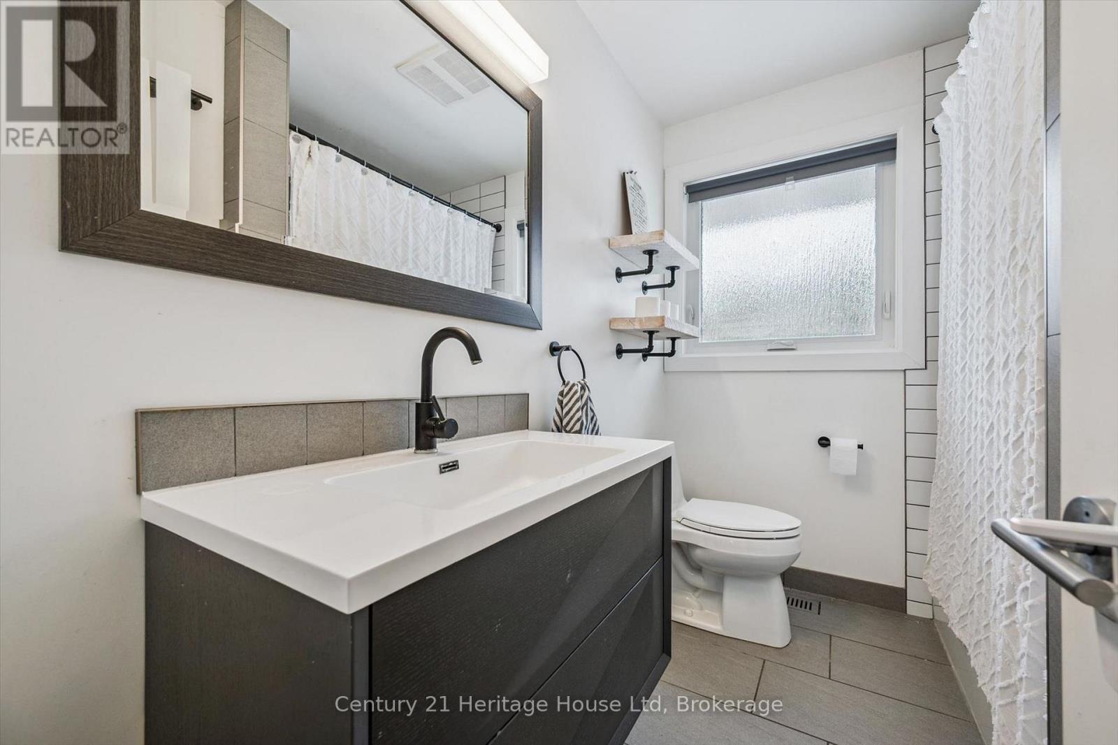372 VICTORIA ROAD N - 22