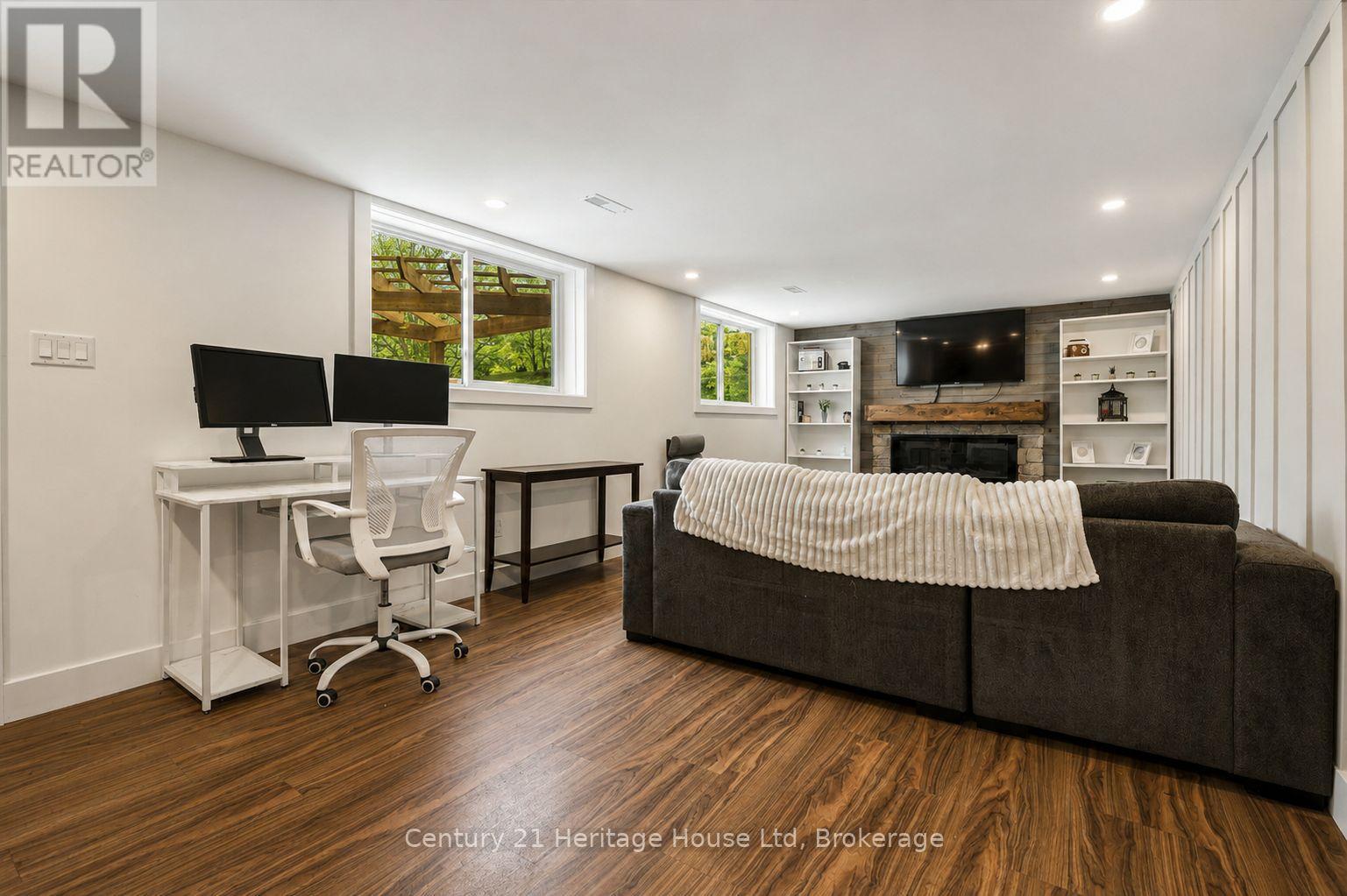 372 VICTORIA ROAD N - 23