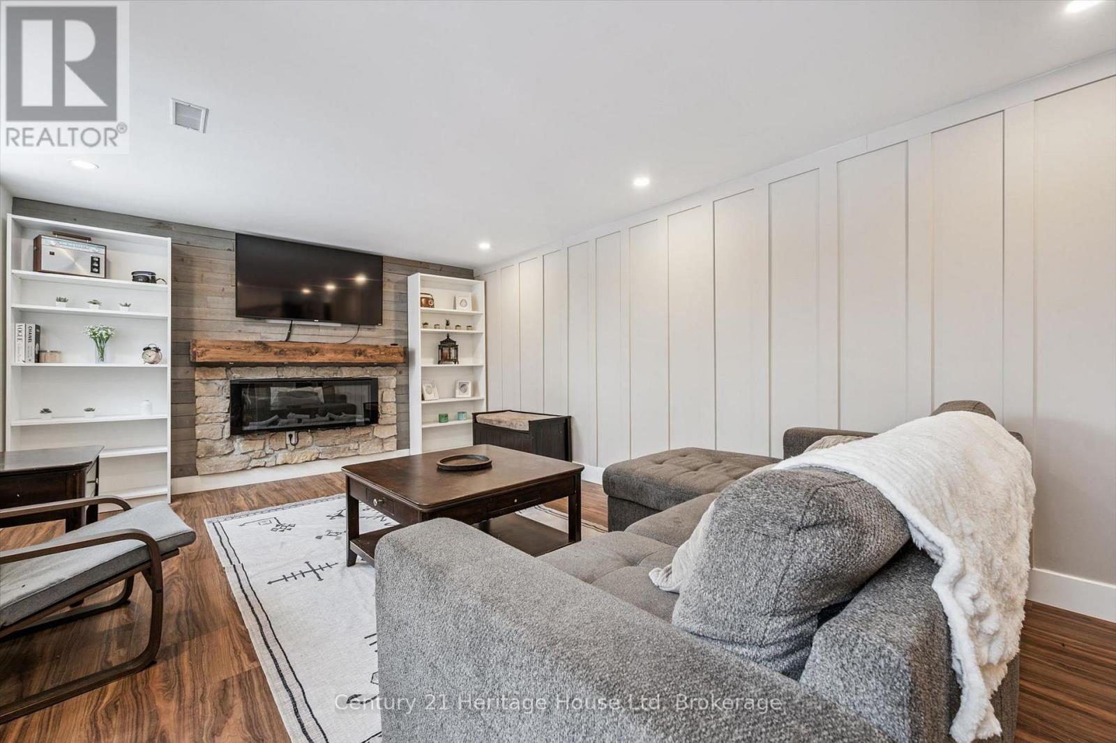 372 VICTORIA ROAD N - 24