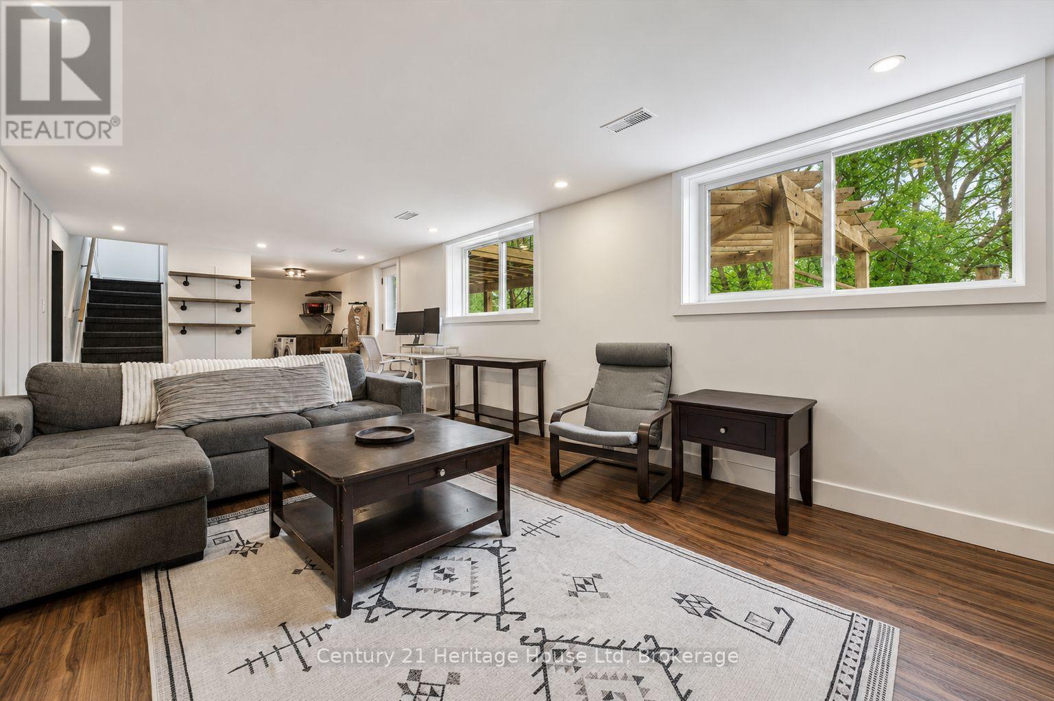 372 VICTORIA ROAD N - 25