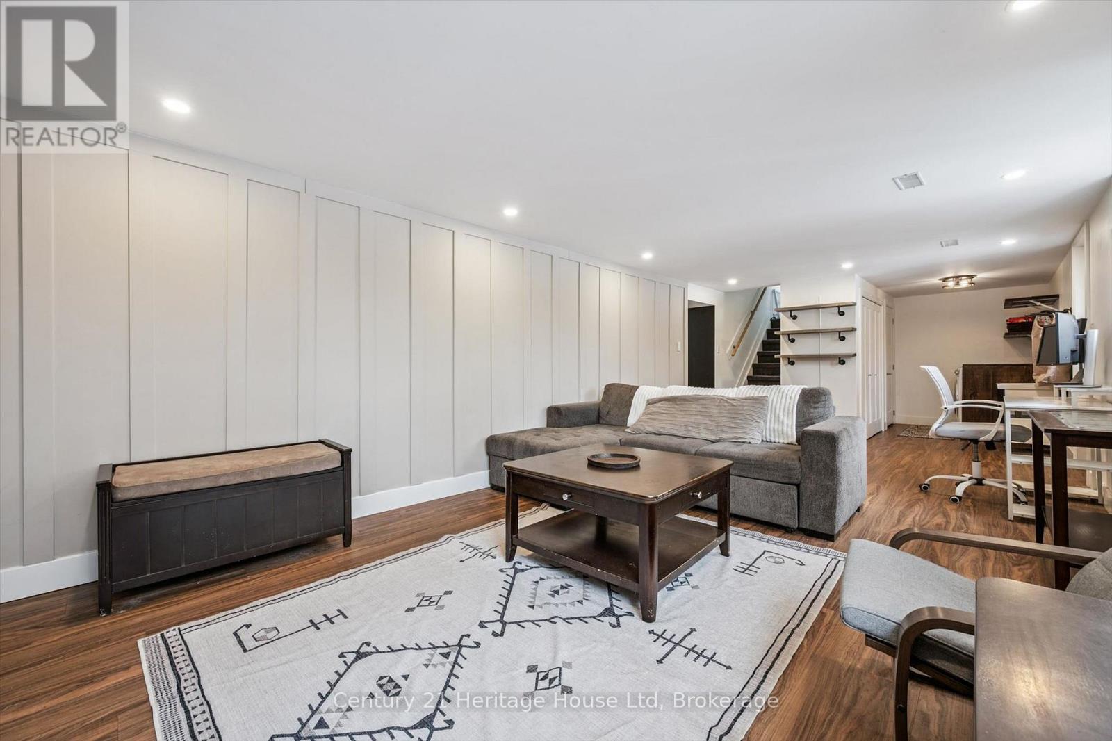 372 VICTORIA ROAD N - 26