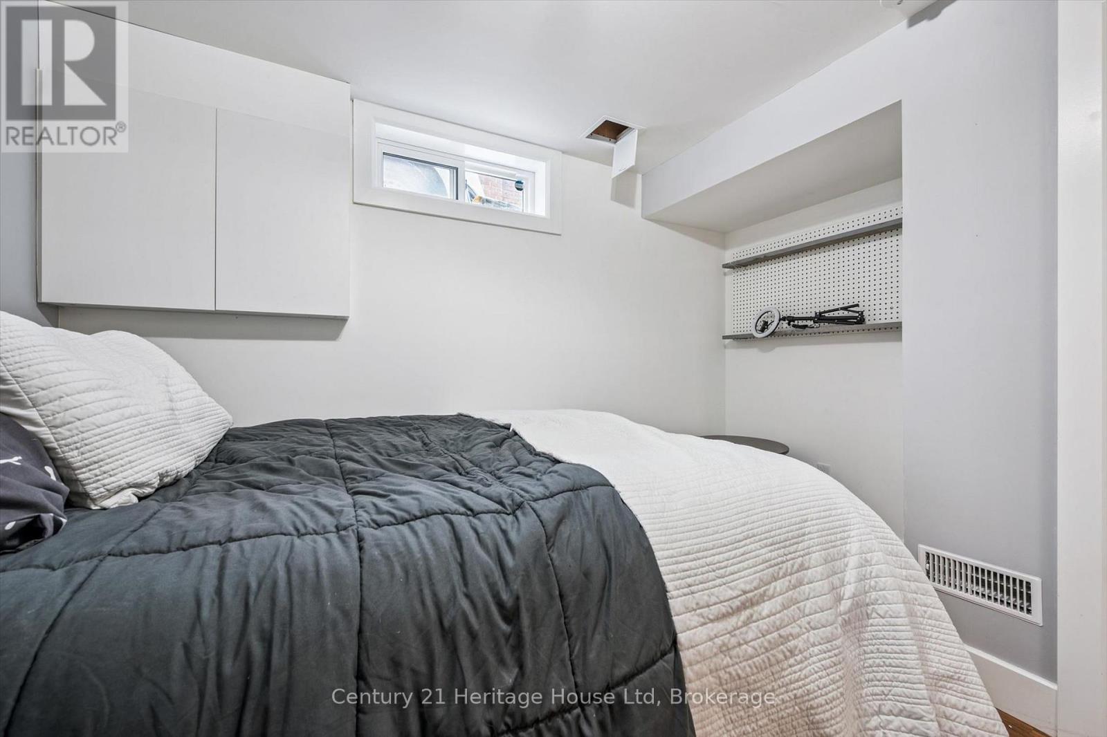 372 VICTORIA ROAD N - 29