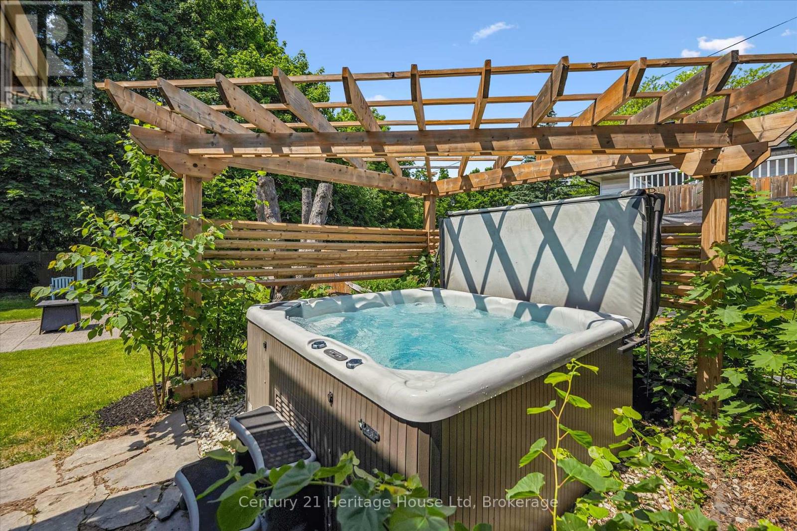 372 VICTORIA ROAD N - 35