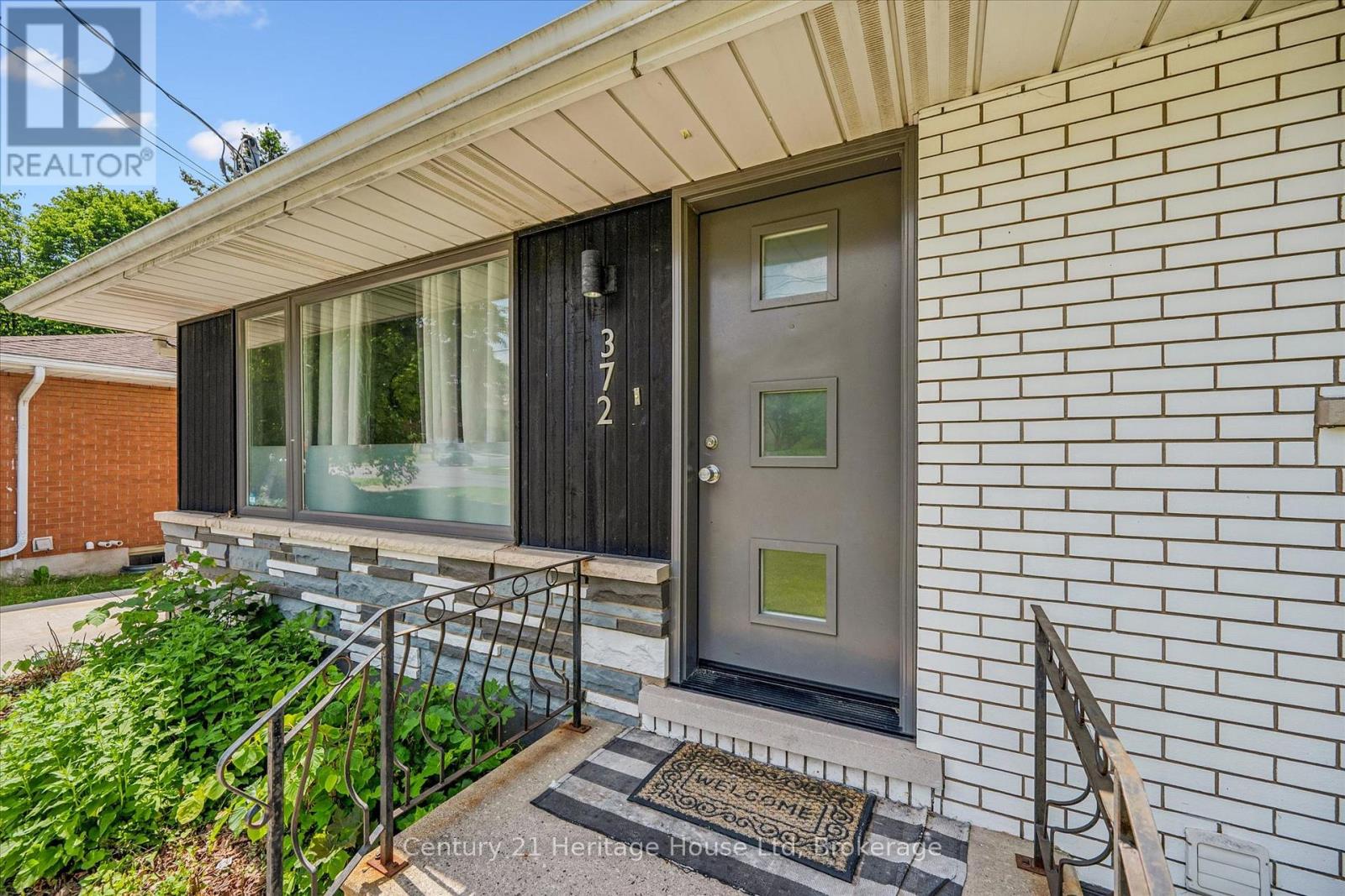 372 VICTORIA ROAD N - 4