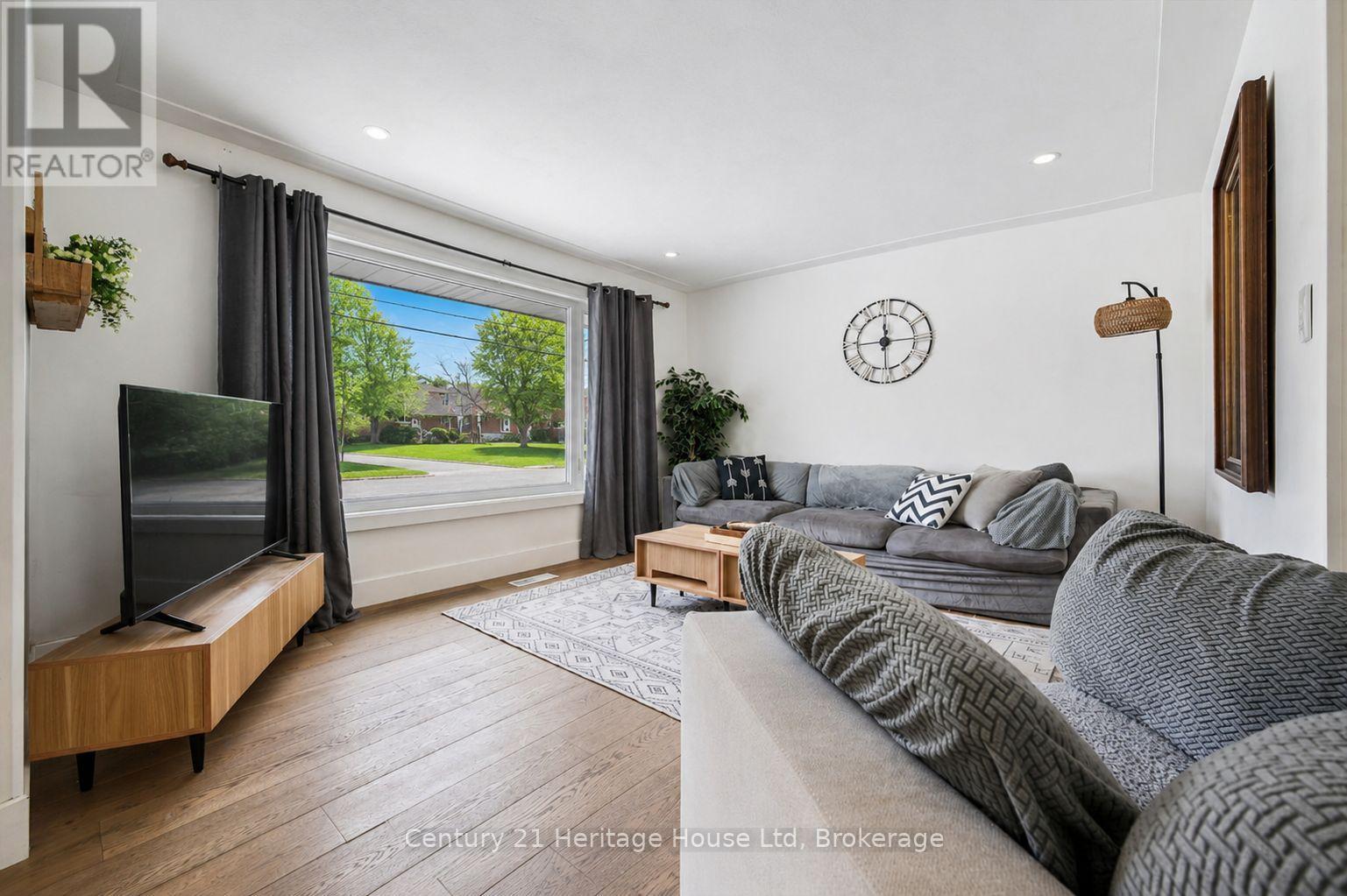 372 VICTORIA ROAD N - 6