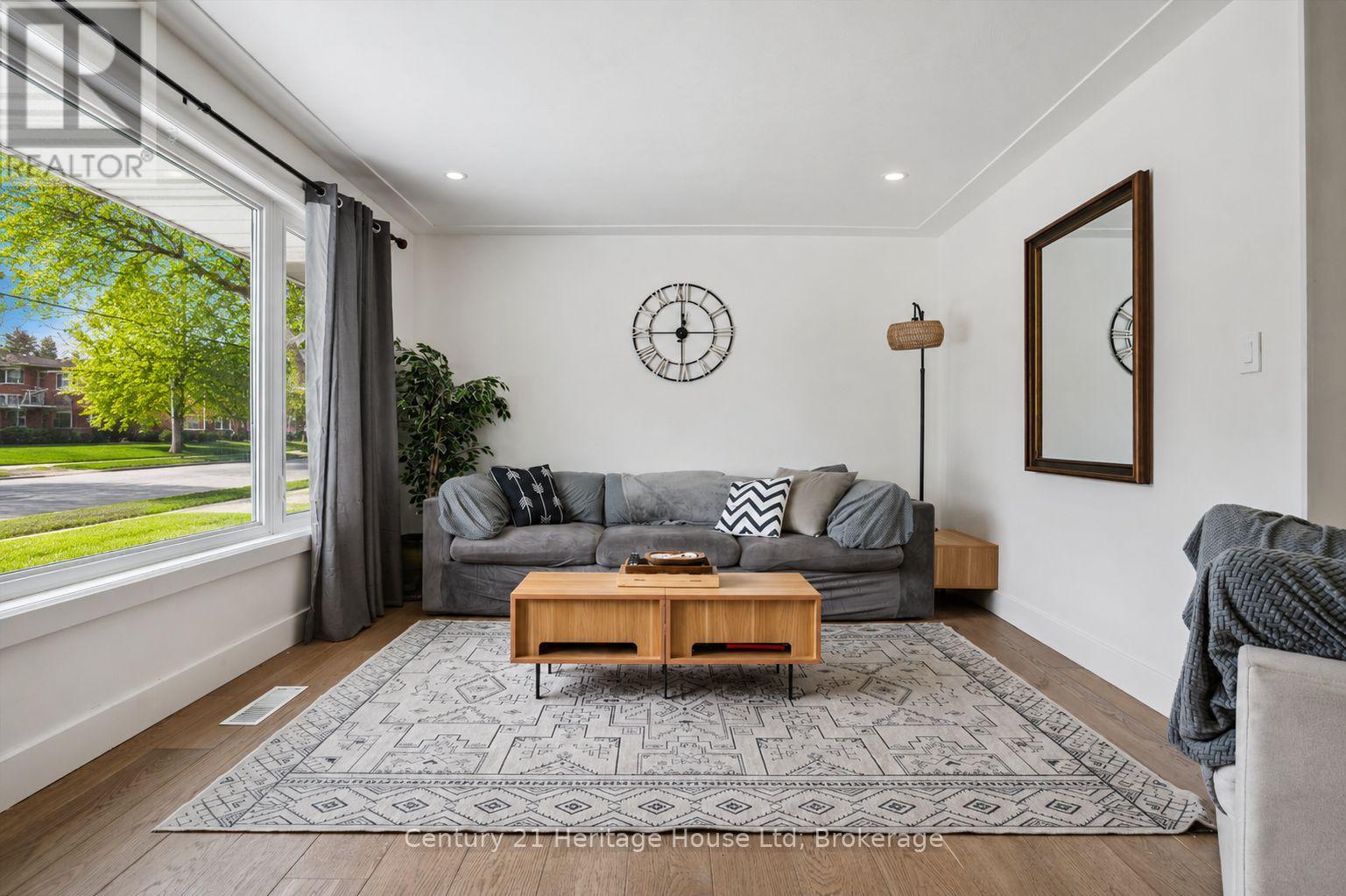 372 VICTORIA ROAD N - 7