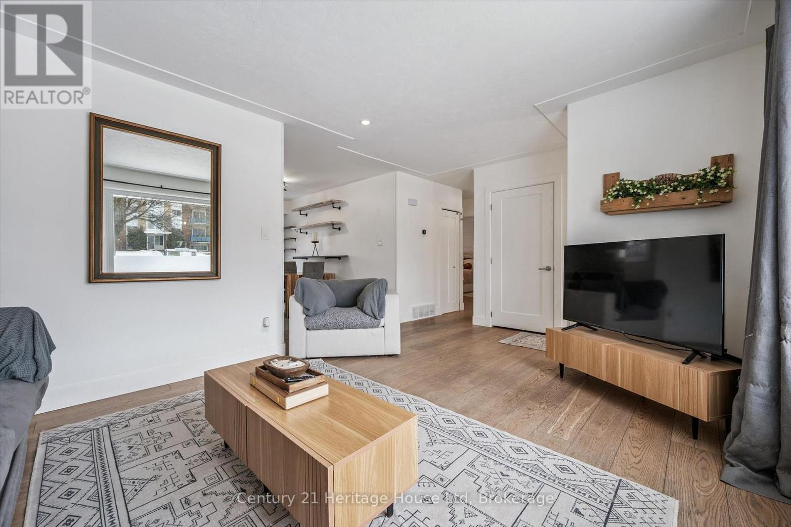 372 VICTORIA ROAD N - 8