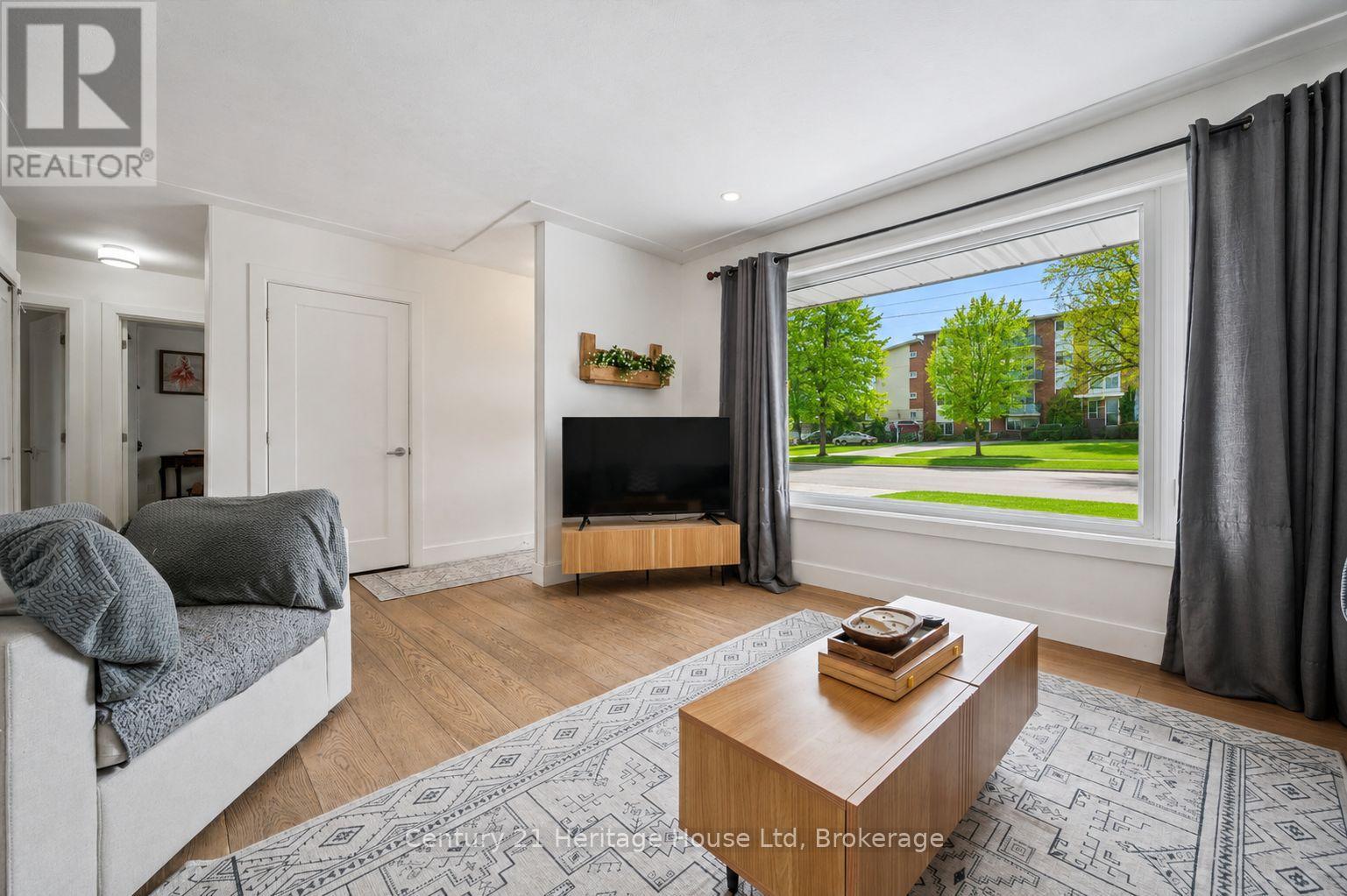 372 VICTORIA ROAD N - 9