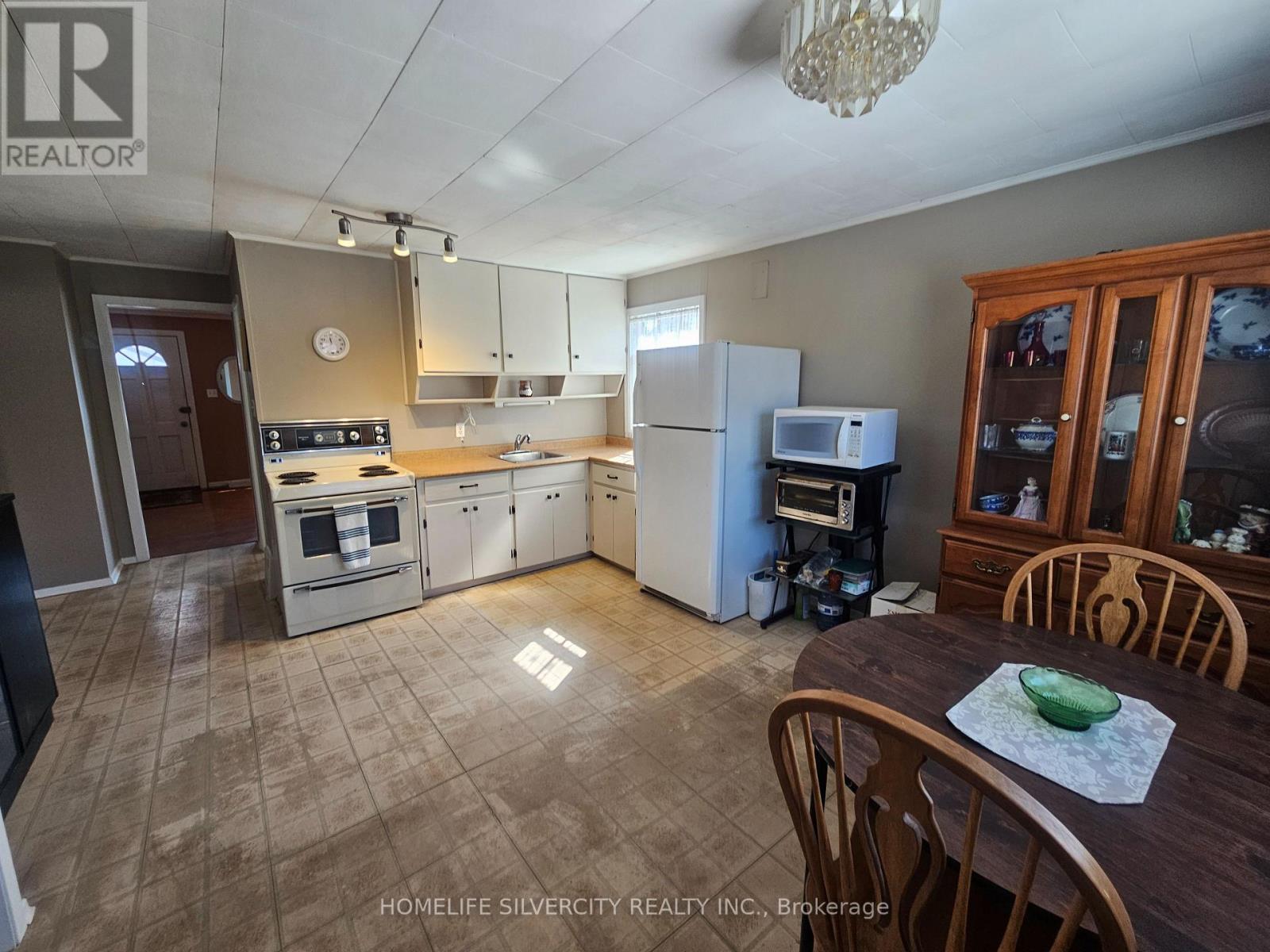 3067 CHURCHILL AVENUE - 19