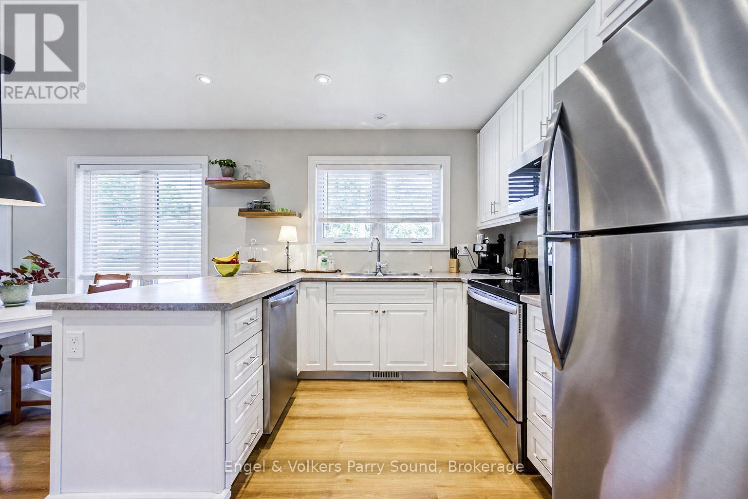 6 LAWRENCE STREET - Image 12