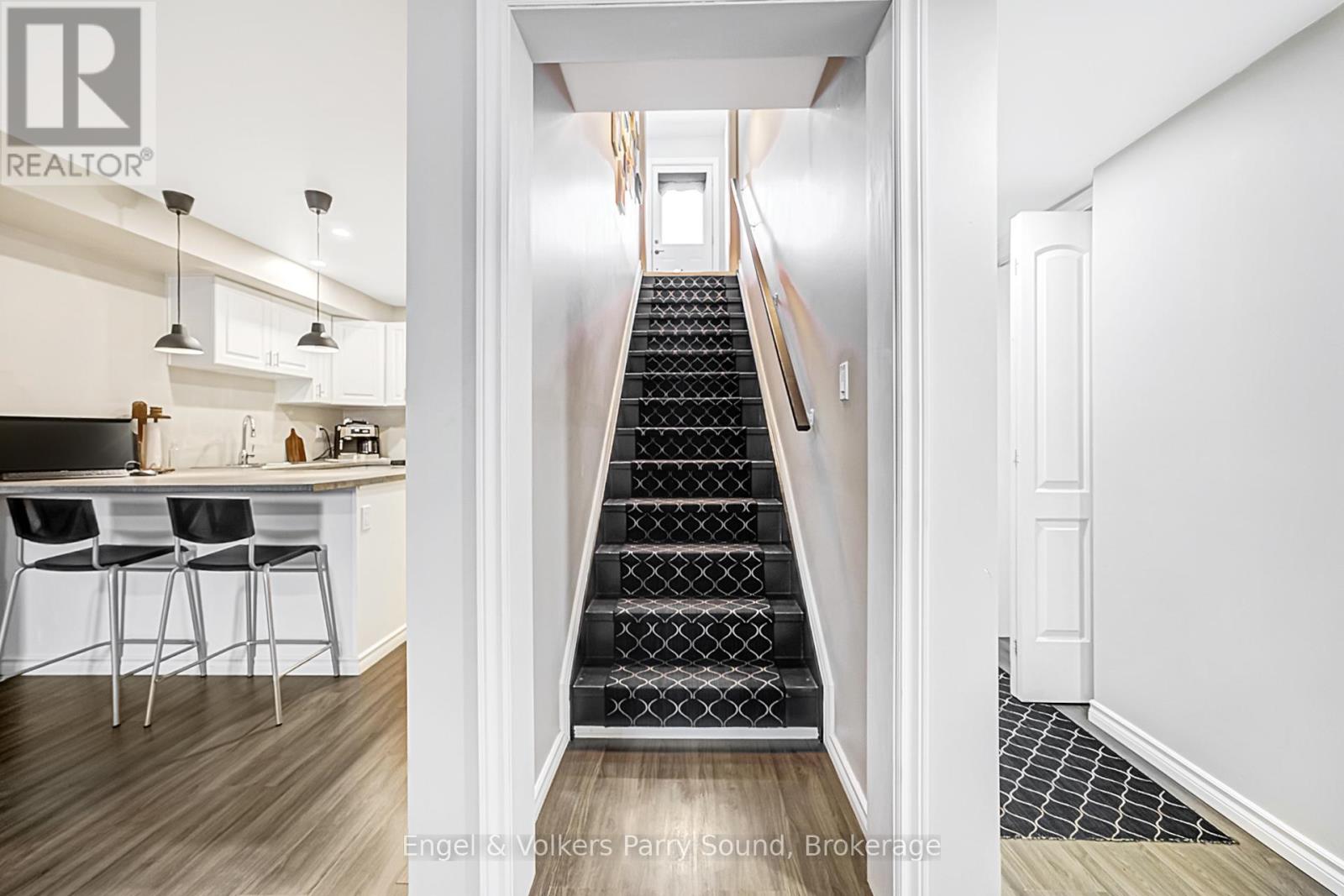 6 LAWRENCE STREET - Image 22