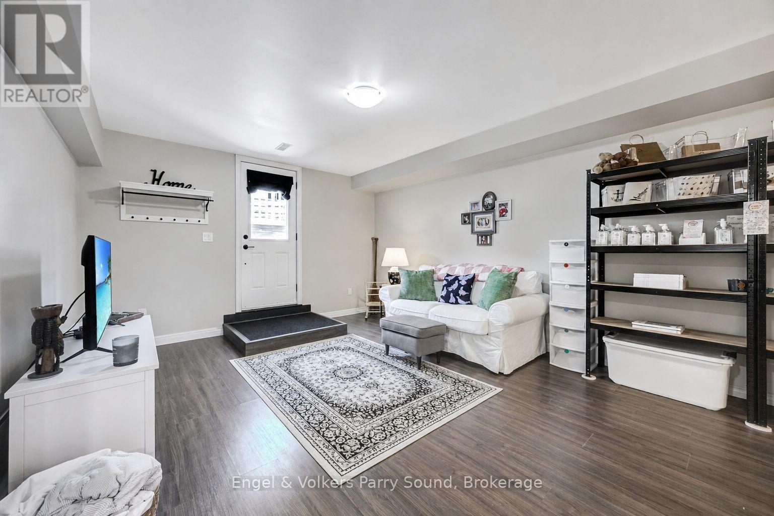 6 LAWRENCE STREET - Image 23