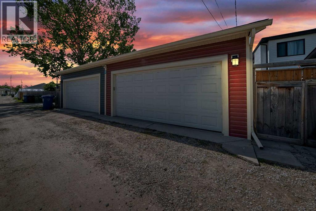 1048 Regal Crescent NE — photo 43
