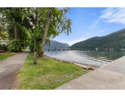 372 Cedar Street, Cultus Lake North, Cultus Lake, BC V2R4Z1 Photo 11