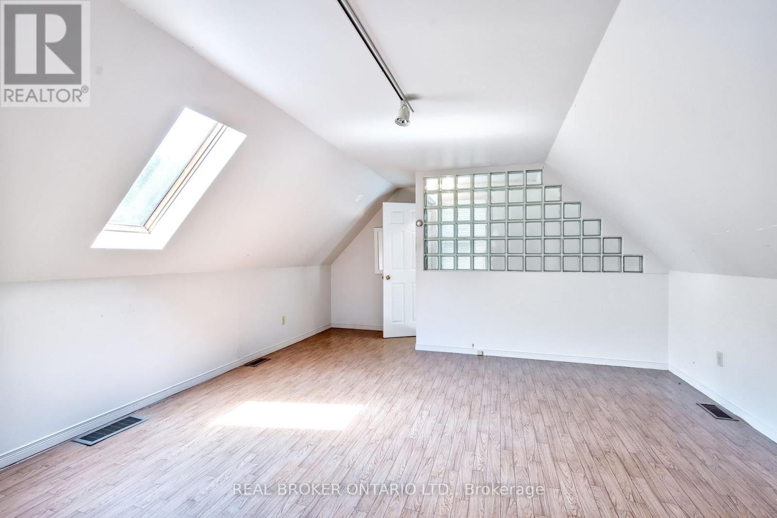 519 QUEENSTON ROAD - 34