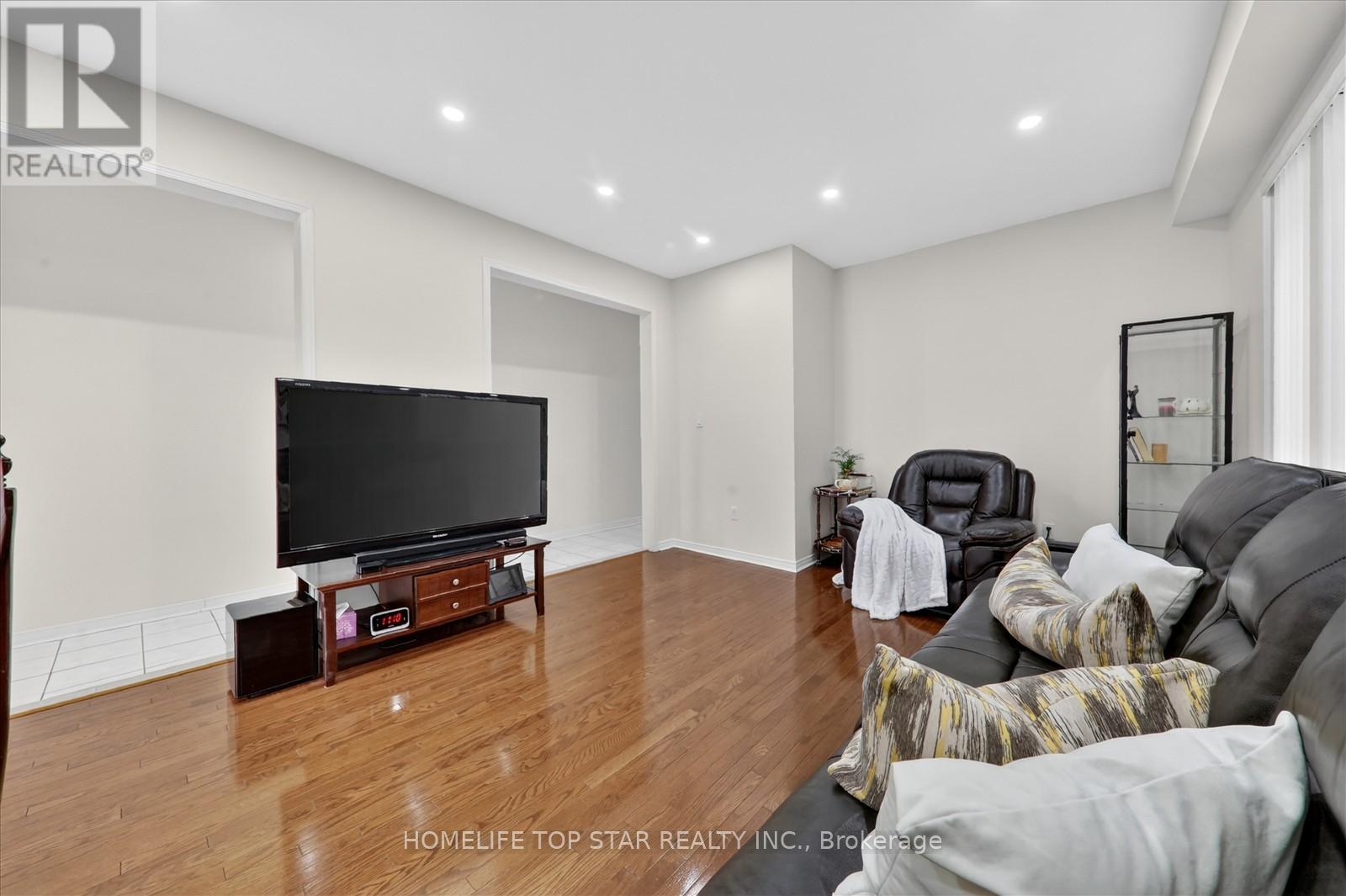 27 LAHORE CRESCENT - 11