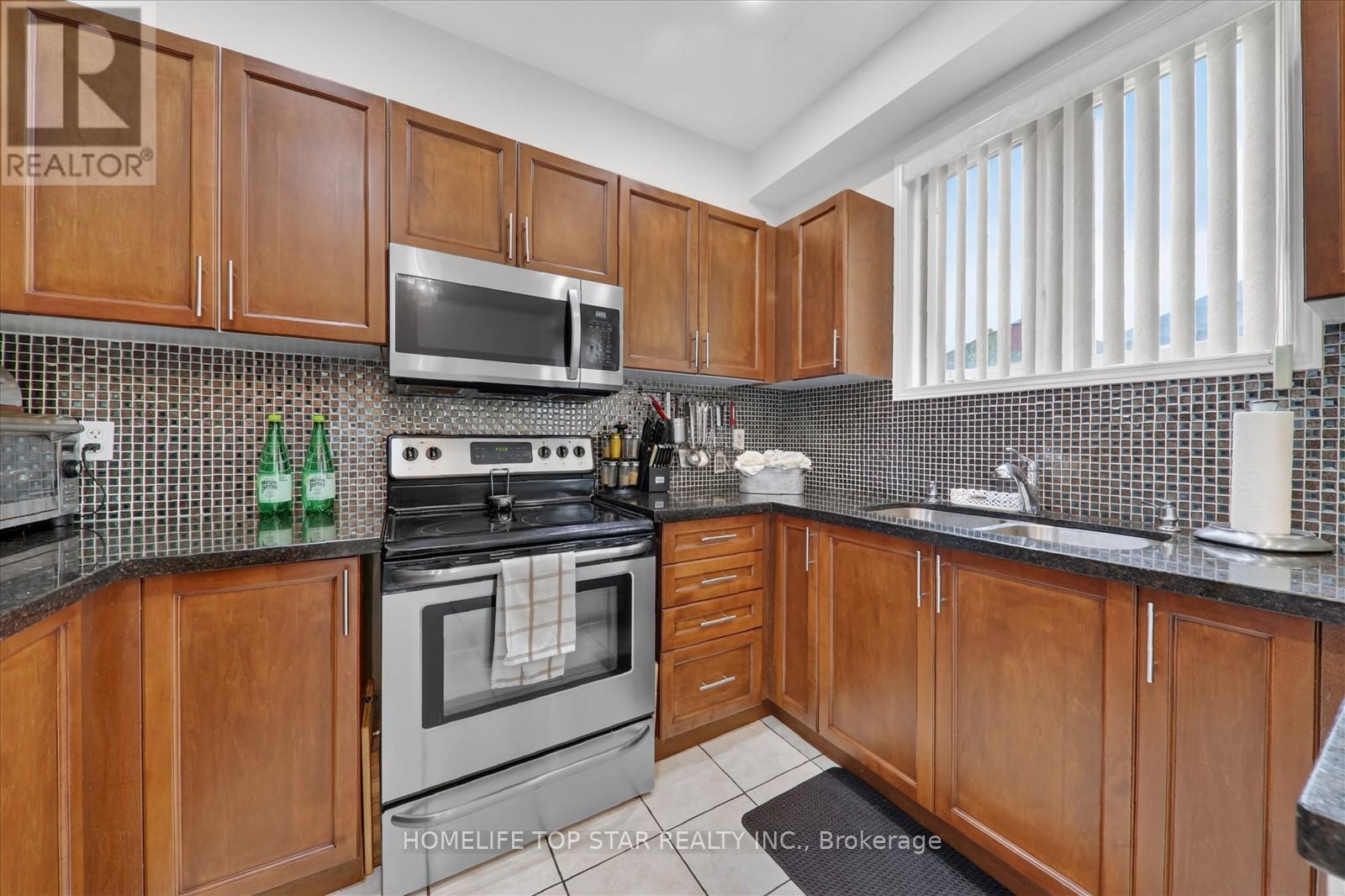 27 LAHORE CRESCENT - 16