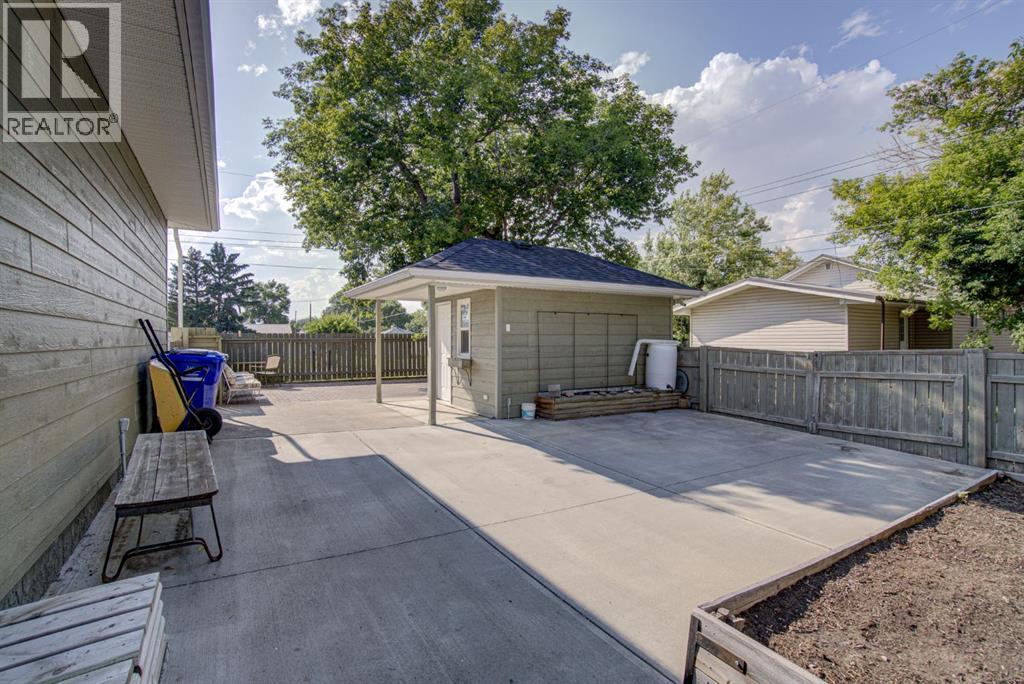 224 52 Avenue W - 45