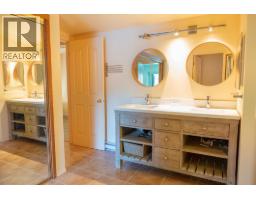 7911 Bedwell Drive, Pender Island, BC V0N2M2 Photo 10