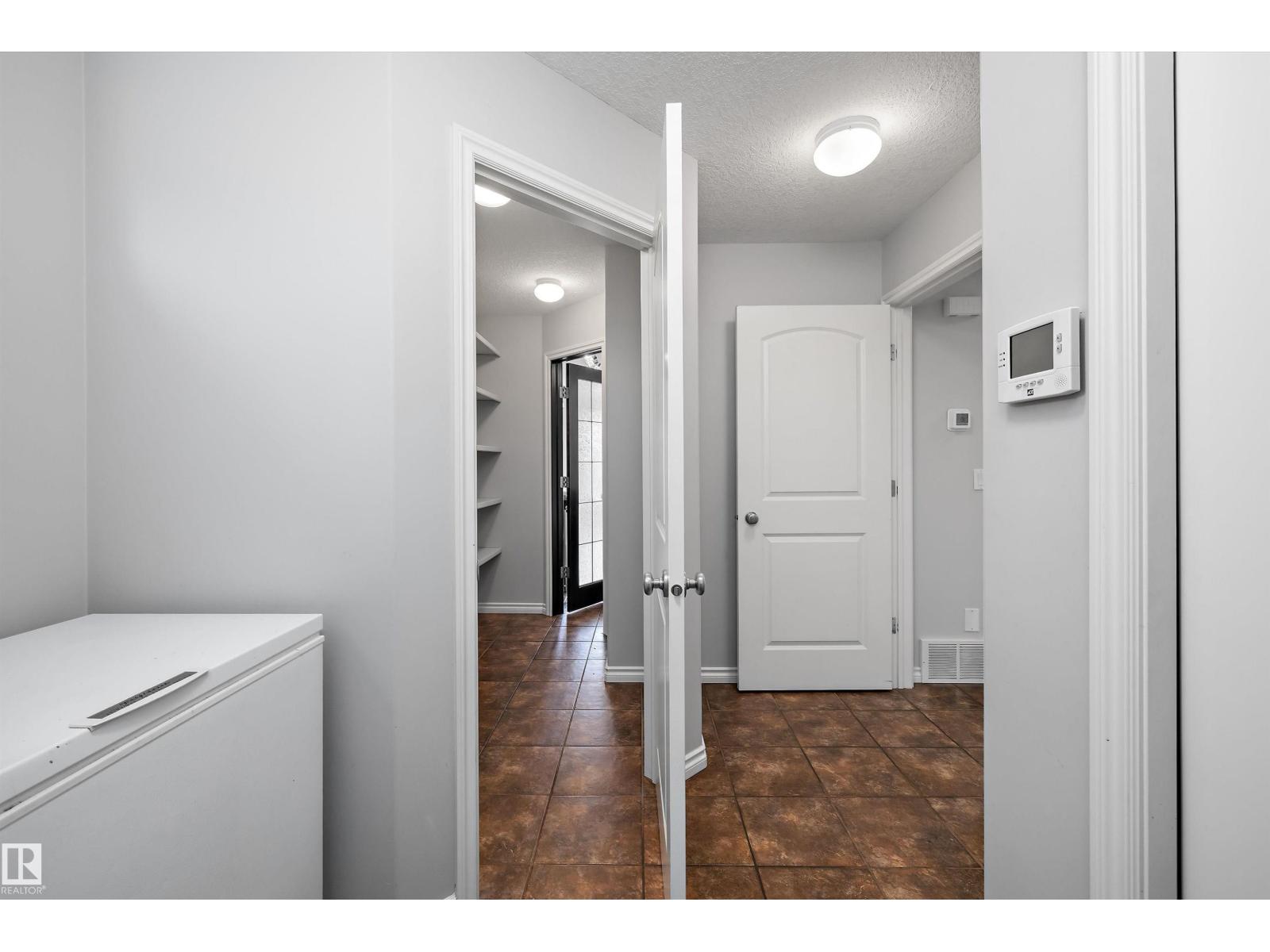 205 MACEWAN RD SW — photo 23