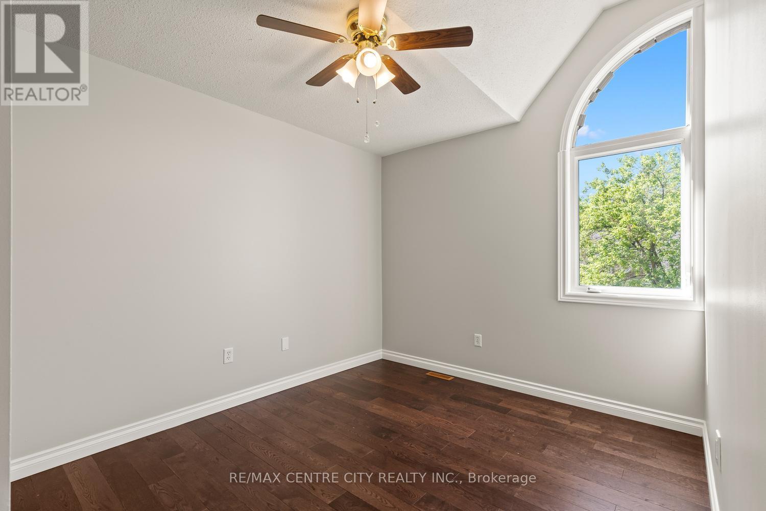 #42 9 AILSA PLACE - 35