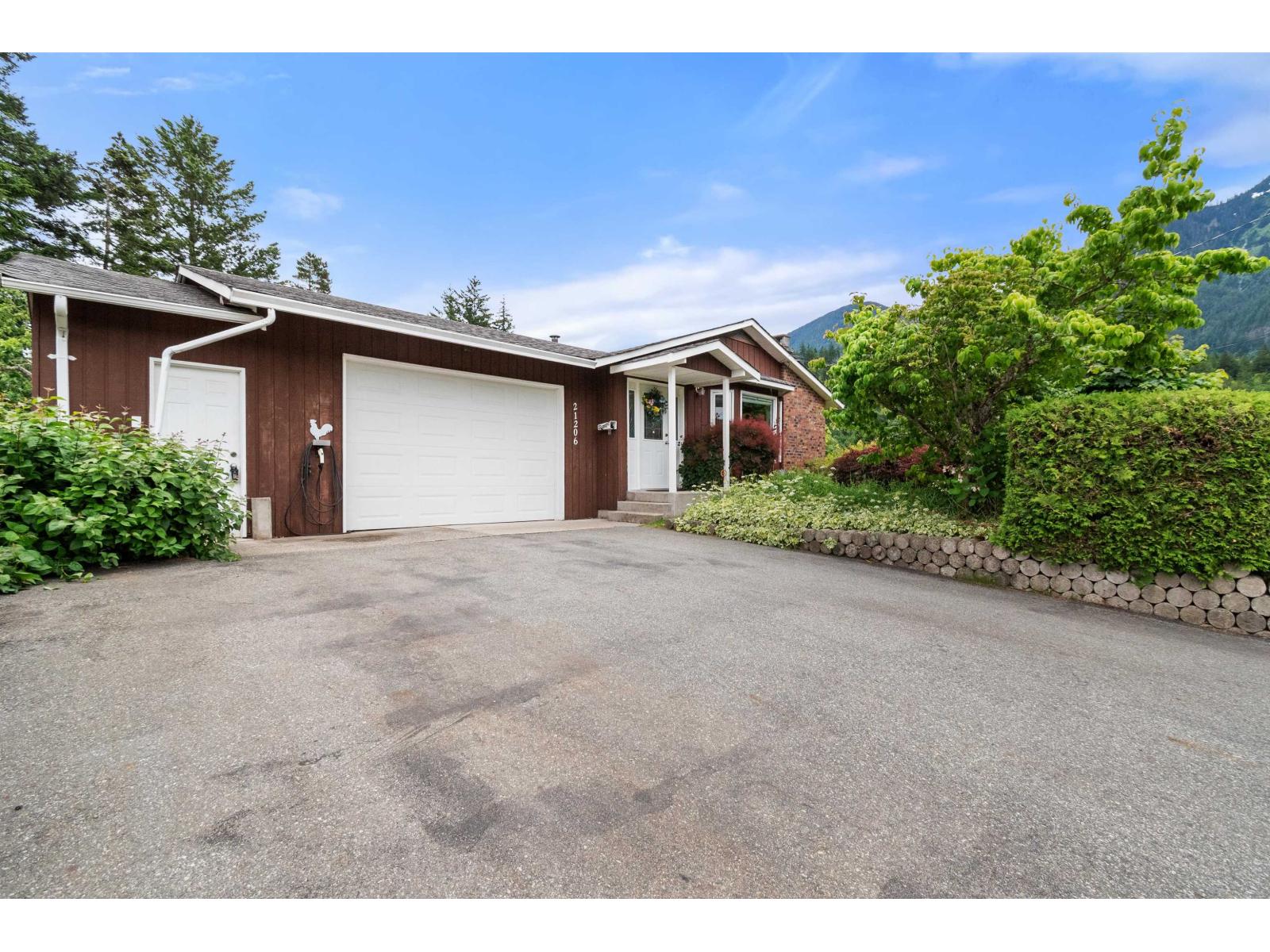 21206 LAKEVIEW CRESCENT, Kawkawa Lake