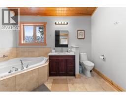 Full ensuite bathroom - 9881 Osprey Landing Drive, Wardner, BC V0B2J0 Photo 6