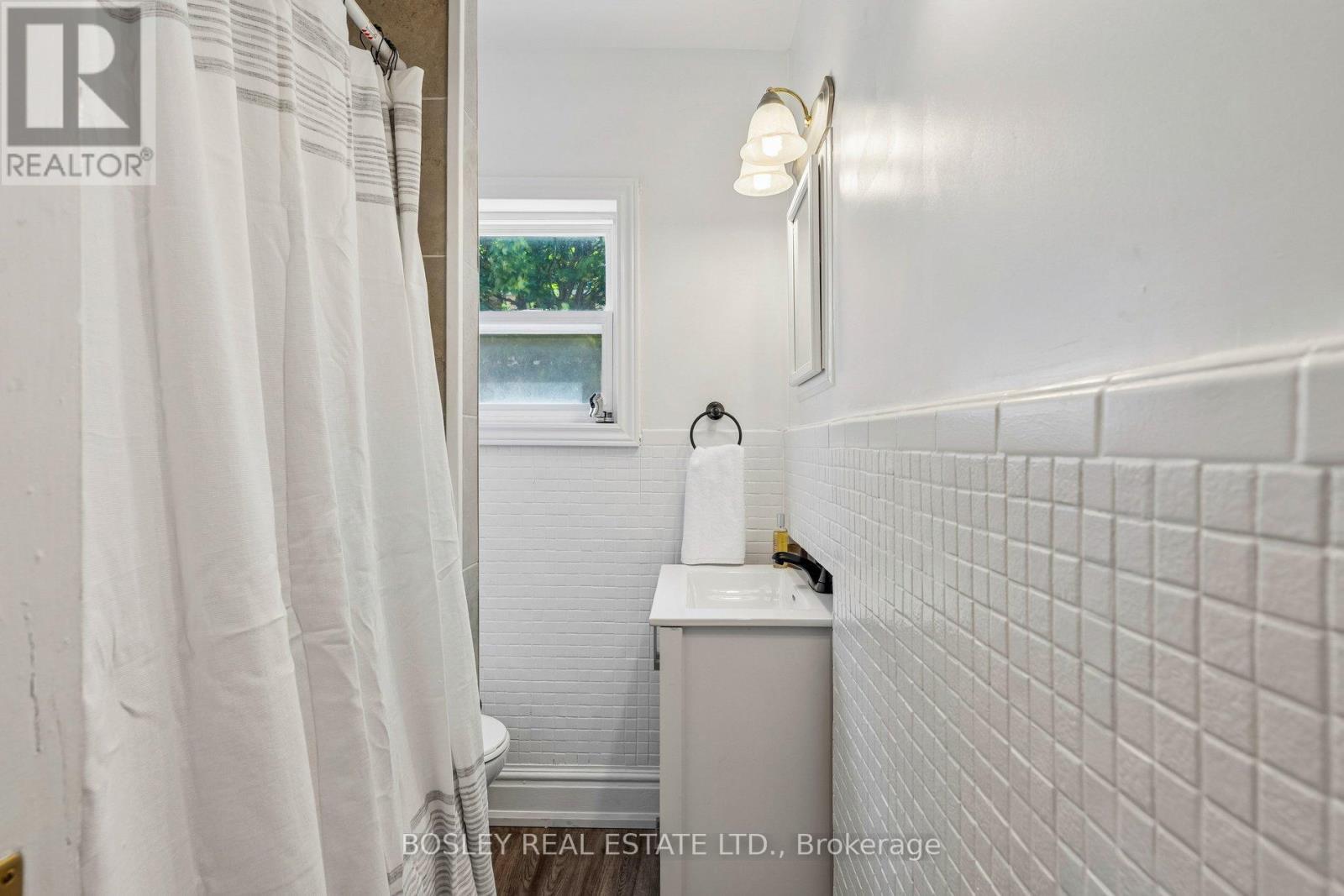 11 PAPE AVENUE - 20