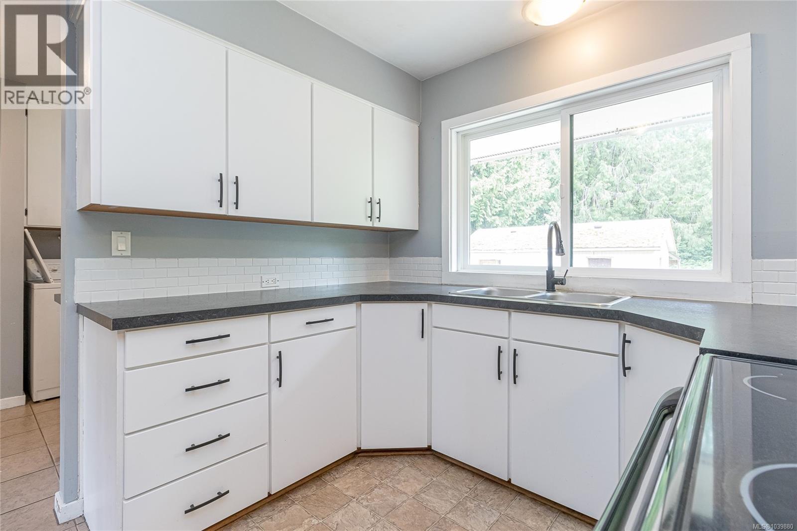 862 Barclay Cres - 10