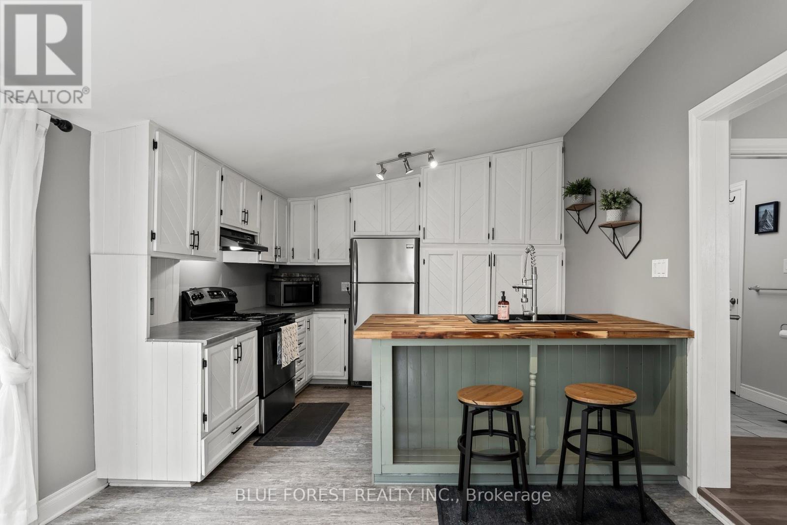 832 QUEENS AVENUE - 3